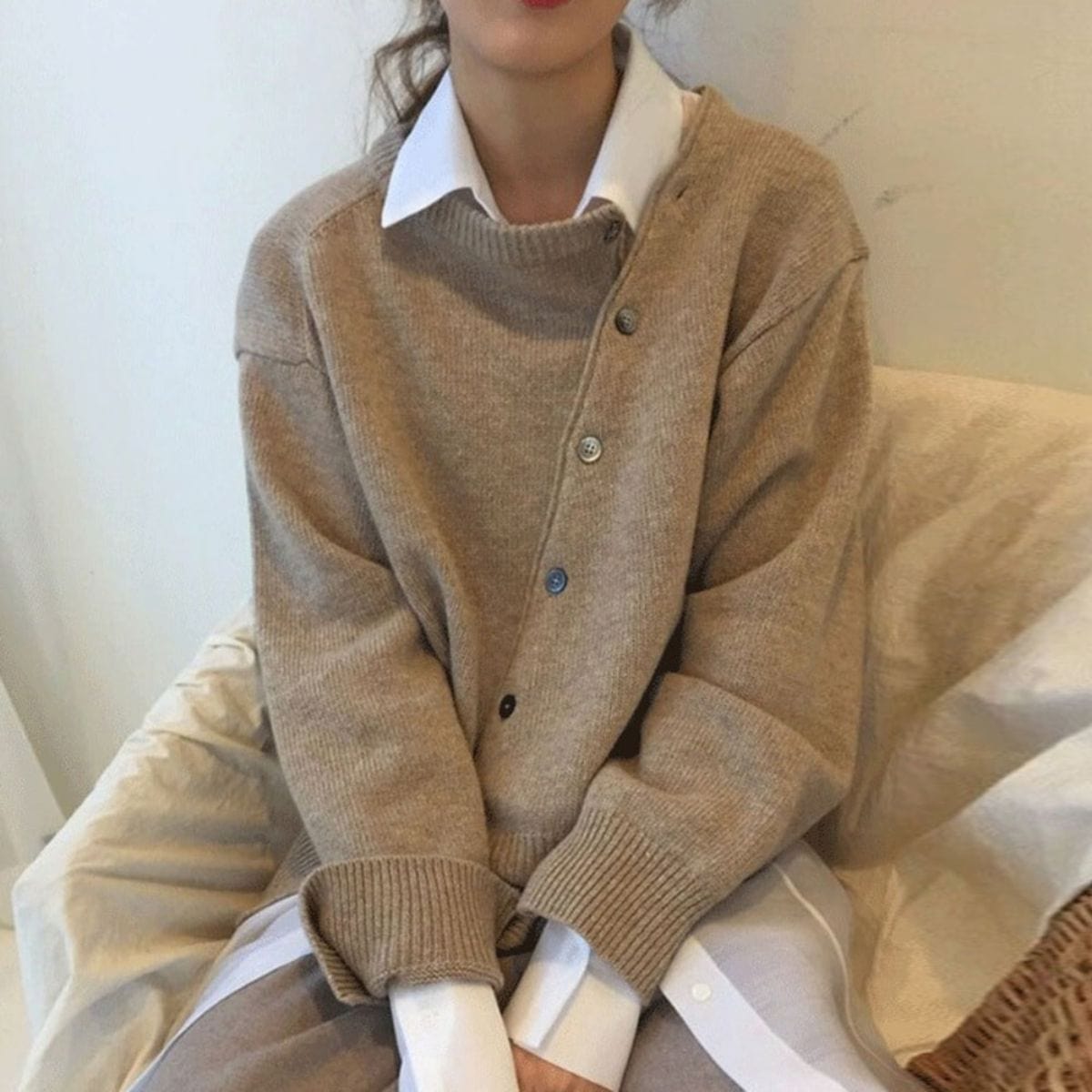 Kobiecy Oversize Kardigan z Asymetrycznymi Guzikami-Women's Cardigan-Moda Perla-Moda Perla