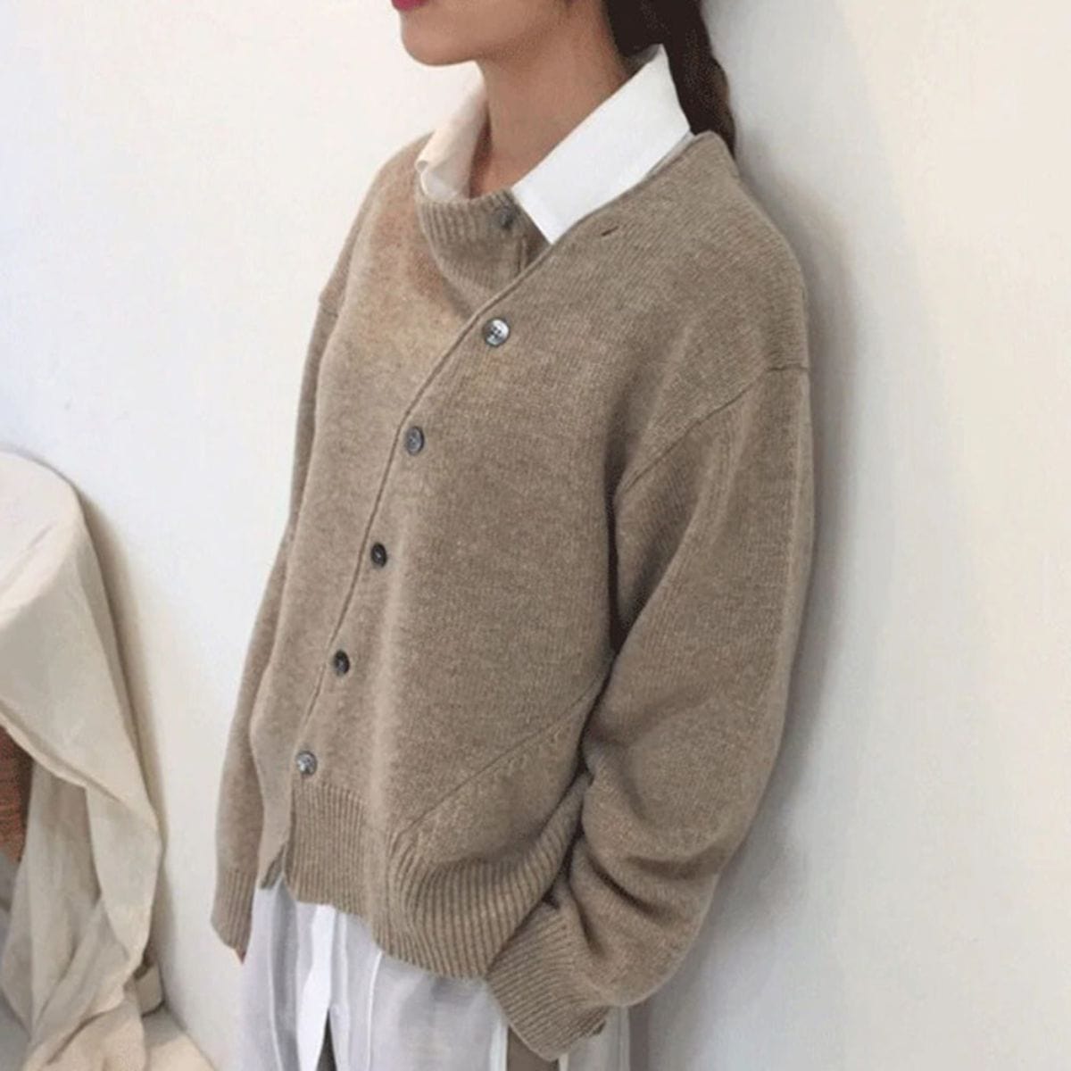 Kobiecy Oversize Kardigan z Asymetrycznymi Guzikami-Women's Cardigan-Moda Perla-Moda Perla